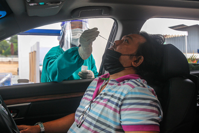 Warga menjalani swab test antigen secara drive thru di Altomed, Kelapa Gading, Jakarta Utara, Senin (9/8/2021).