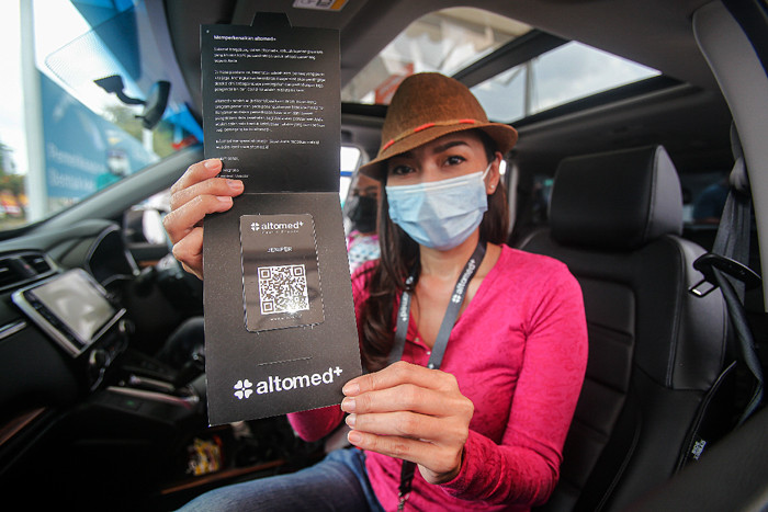 Warga menjalani swab test antigen secara drive thru di Altomed, Kelapa Gading, Jakarta Utara, Senin (9/8/2021).