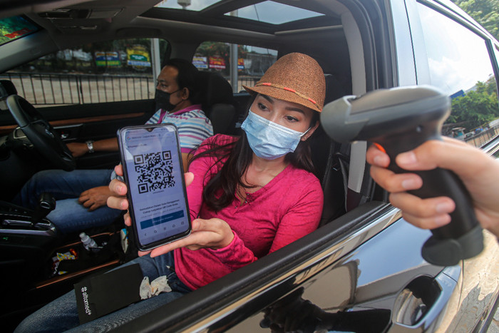 Warga menjalani swab test antigen secara drive thru di Altomed, Kelapa Gading, Jakarta Utara, Senin (9/8/2021).