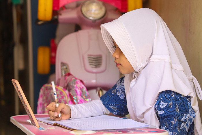 Anak-anak saat melaksanakan proses belajar secara online di kawasan Jakarta Barat, Senin (9/8/2021).