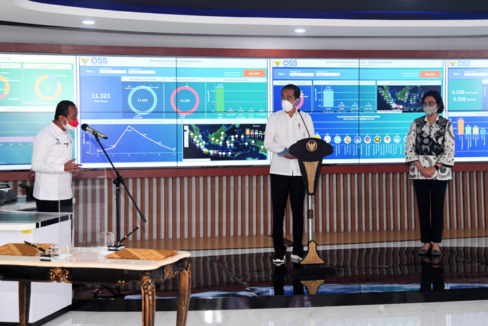 Presiden Joko Widodo meresmikan peluncuran Online Single Submission (OSS) berbasis risiko dalam perizinan berusaha di Jakarta, Senin (9/8/2021).