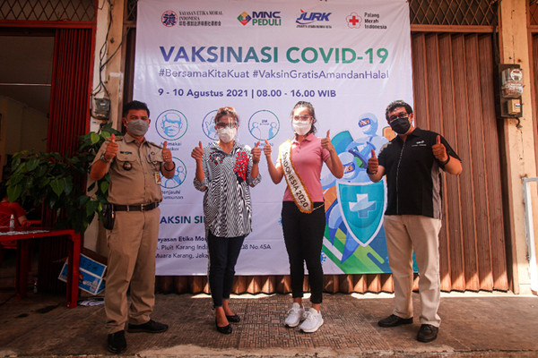 Miss Indonesia 2020 Pricilia Carla Yules saat meninjau sentra vaksinasi Covid-19 di Pluit, Penjaringan, Jakarta Utara, Senin (9/8/2021).