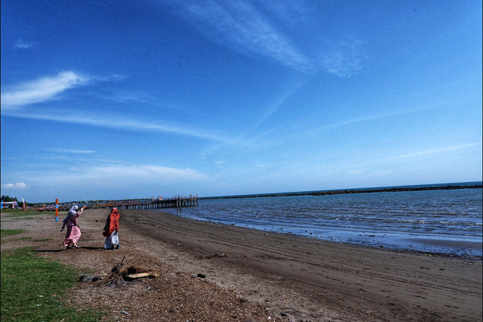Suasana sepi pengunjung di kawasan wisata Pantai Akkarena, Makassar, Senin (9/8/2021).