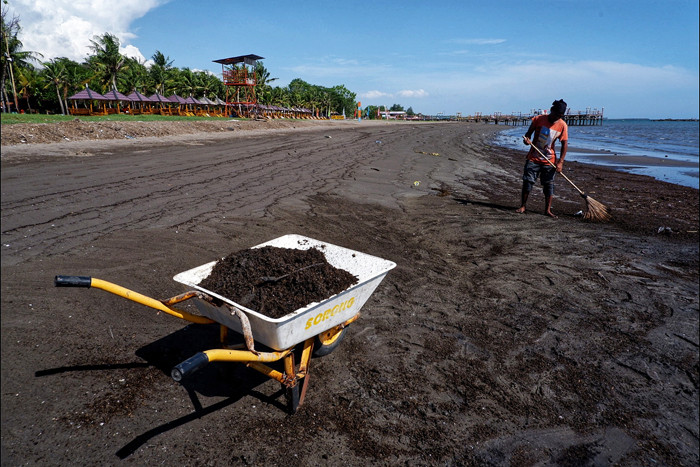 Suasana sepi pengunjung di kawasan wisata Pantai Akkarena, Makassar, Senin (9/8/2021).