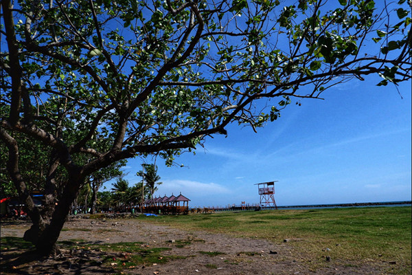 Suasana sepi pengunjung di kawasan wisata Pantai Akkarena, Makassar, Senin (9/8/2021).