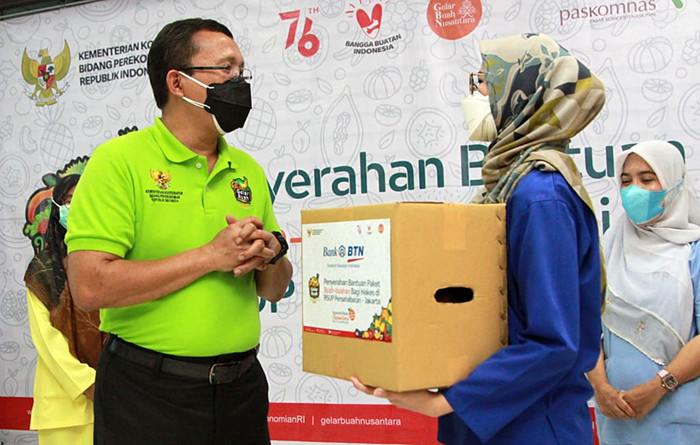 Bank BTN memberikan 1.000 paket buah untuk diserahkan kepada tenaga kesehatan di Jakarta.