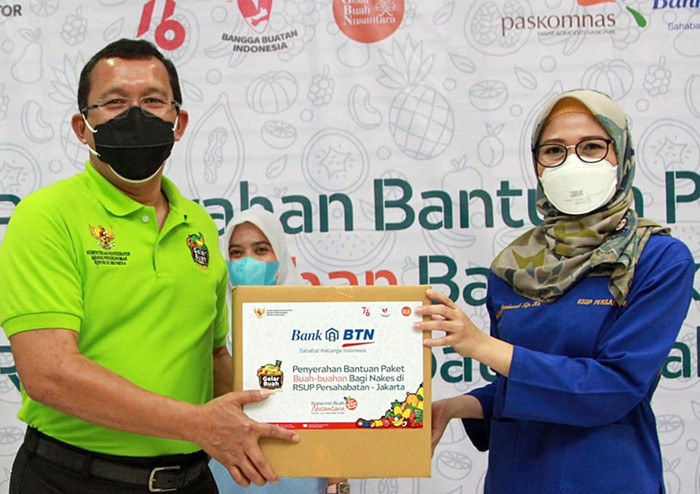 Bank BTN memberikan 1.000 paket buah untuk diserahkan kepada tenaga kesehatan di Jakarta.