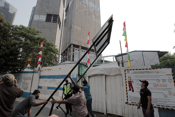 Pihak PT Media Property Indonesia tengah memasang plang sengketa terkait adanya kisruh internal dalam proyek Gedung Indonesia 1, Jakarta, Selasa (10/8/2021).