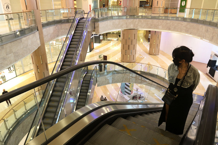 Suasana pusat berbelanjaan Mall Kuningan City di Jakarta, Selasa (10/8/2021).