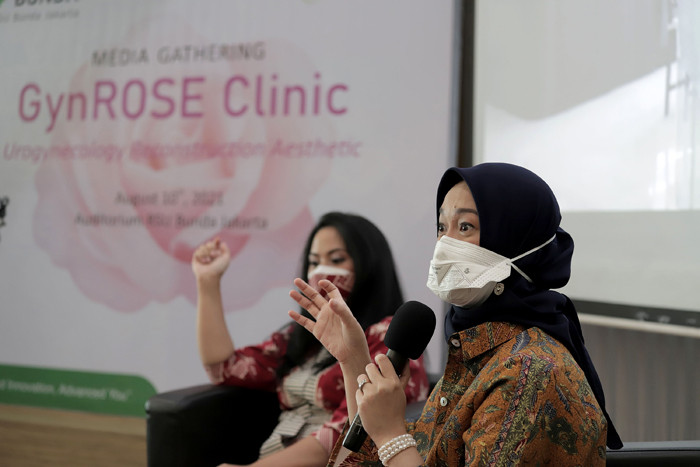 Dr Ruswantriani Sp.OG bersama dr Alfa P. Meutia, SpOG(K) Urogin saat acara Layanan Terbaru Gyn-ROSE Clinic di RSU Bunda, Selasa (10/8/2021).