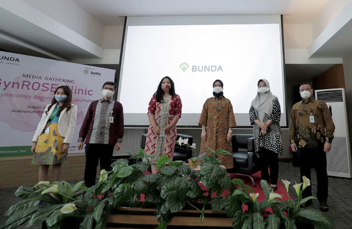 Dr Ruswantriani Sp.OG bersama dr Alfa P. Meutia, SpOG(K) Urogin saat acara Layanan Terbaru Gyn-ROSE Clinic di RSU Bunda, Selasa (10/8/2021).
