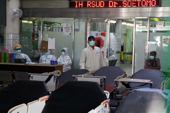 Suasana layanan perawatan di ruang Instalasi Gawat Darurat (IGD), RSUD Dr Soetomo Surabaya, Jawa Timur, Selasa (10/8/2021).