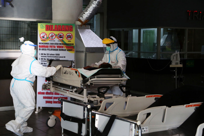 Suasana layanan perawatan di ruang Instalasi Gawat Darurat (IGD), RSUD Dr Soetomo Surabaya, Jawa Timur, Selasa (10/8/2021).