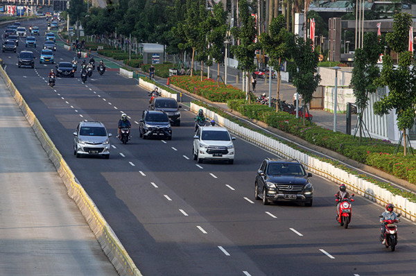 Sejumlah kendaraan melintas di Jalan Sudirman, Jakarta Pusat, Rabu (11/8/2021).