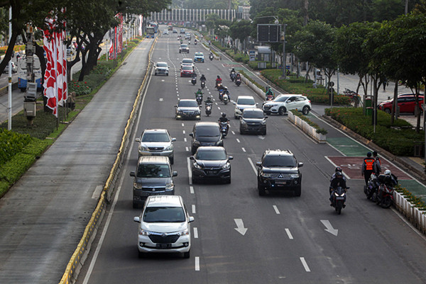 Sejumlah kendaraan melintas di Jalan Sudirman, Jakarta Pusat, Rabu (11/8/2021).