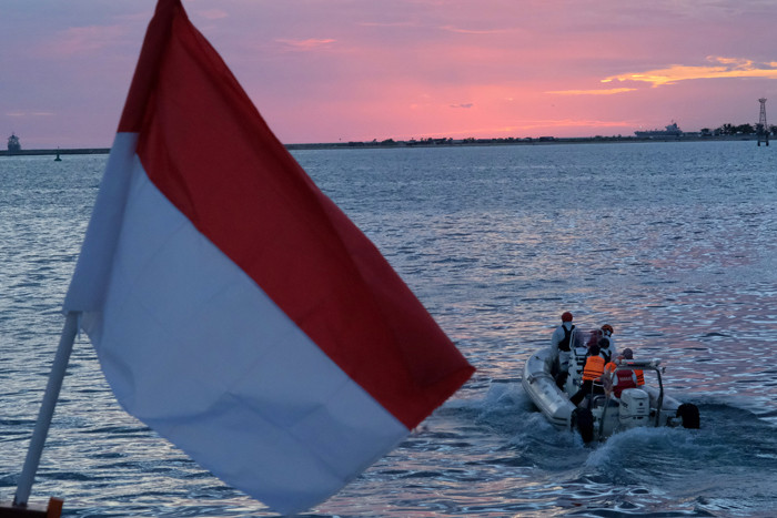 Pasien Covid-19 OTG berswafoto menggunakan smartphone saat akan diantar menuju tempat isolasi apung KM Umsini, Makassar, Rabu (11/8/2021).