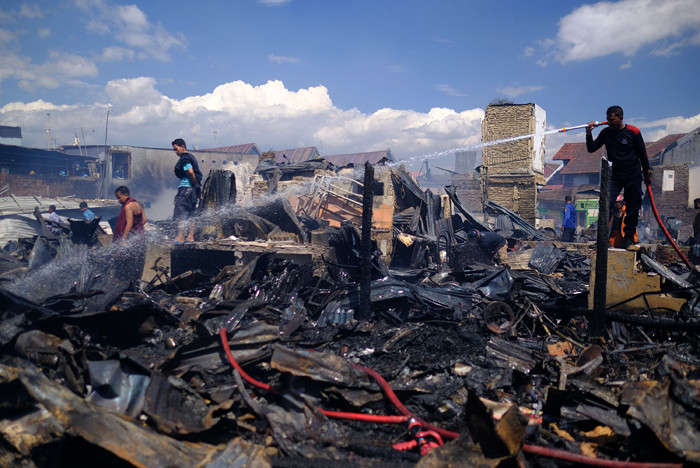 Sejumlah warga melihat lokasi kebakaran pemukiman padat penduduk di Jalan Kumala II, Makassar, Rabu (11/8/2021).