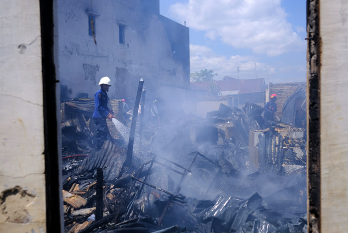 Sejumlah warga melihat lokasi kebakaran pemukiman padat penduduk di Jalan Kumala II, Makassar, Rabu (11/8/2021).