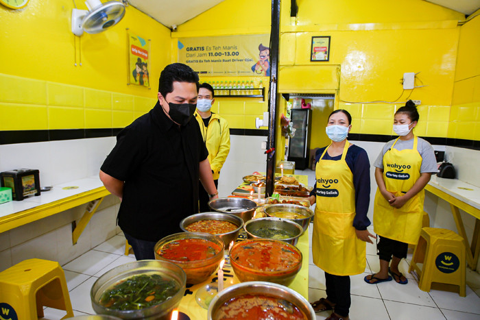Menteri Badan Usaha Milik Negara (BUMN) Erick Thohir saat meninjau Warteg Galieh di Kebayoran Lama, Jakarta Selatan, Rabu (11/8/2021).