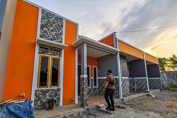 Warga melihat perumahan baru yang akan dibangun di kawasan Tangerang, Rabu (11/8/2021).