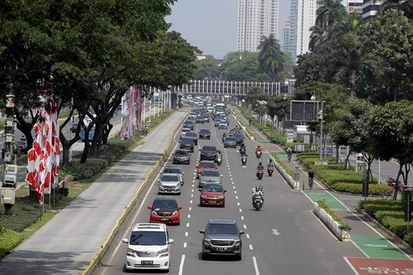 Sejumlah kendaraan melintas di kawasan Jalan Sudirman, Jakarta, Rabu (11/8/2021).