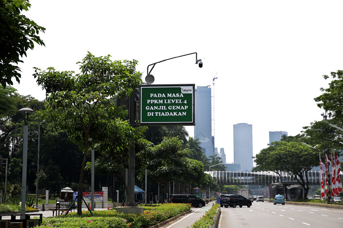 Sejumlah kendaraan melintas di kawasan Jalan Sudirman, Jakarta, Rabu (11/8/2021).