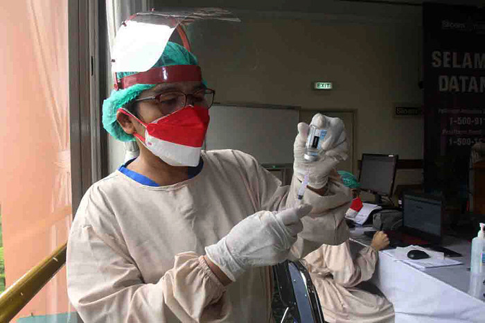 Vaksinasi booster dari Moderna untuk Tenaga Kesehatan Siloam Hospitals di Tangerang, Banten (11/8/2021).