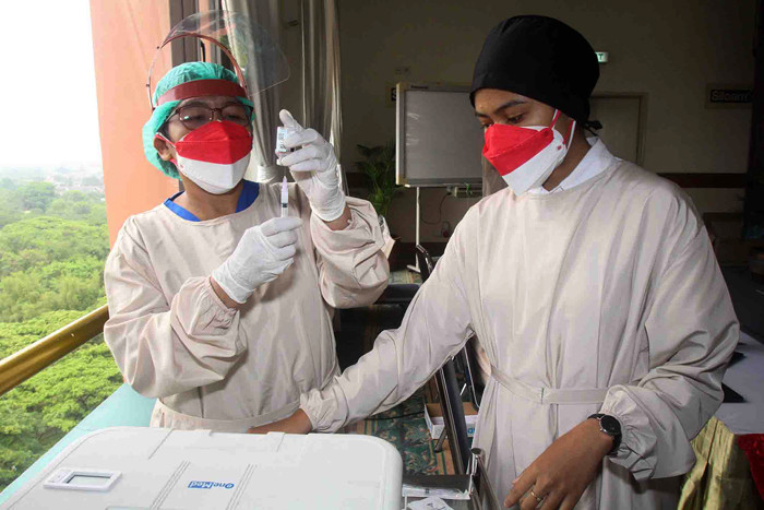 Vaksinasi booster dari Moderna untuk Tenaga Kesehatan Siloam Hospitals di Tangerang, Banten (11/8/2021).