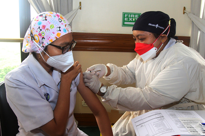 Vaksinasi booster dari Moderna untuk Tenaga Kesehatan Siloam Hospitals di Tangerang, Banten (11/8/2021).