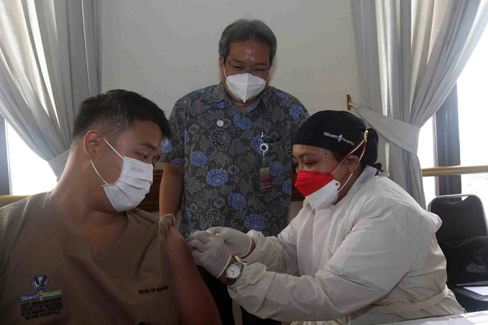 Vaksinasi booster dari Moderna untuk Tenaga Kesehatan Siloam Hospitals di Tangerang, Banten (11/8/2021).