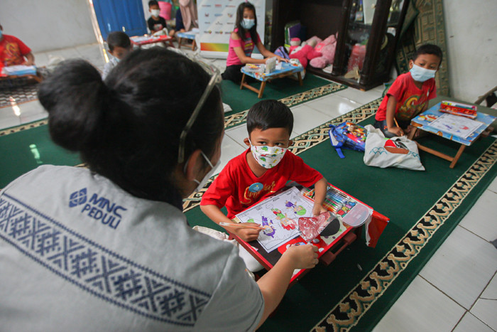 Membuktikan konsistensinya pada dunia pendidikan, MNC Peduli memberikan bantuan berupa perlengkapan sekolah untuk kebutuhan anak-anak Paud 3 Melati.