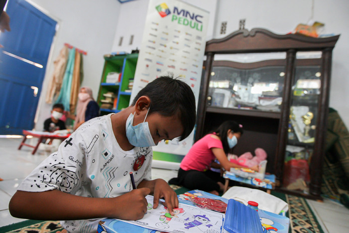 Membuktikan konsistensinya pada dunia pendidikan, MNC Peduli memberikan bantuan berupa perlengkapan sekolah untuk kebutuhan anak-anak Paud 3 Melati.