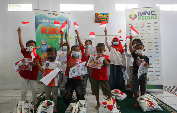 Membuktikan konsistensinya pada dunia pendidikan, MNC Peduli memberikan bantuan berupa perlengkapan sekolah untuk kebutuhan anak-anak Paud 3 Melati.