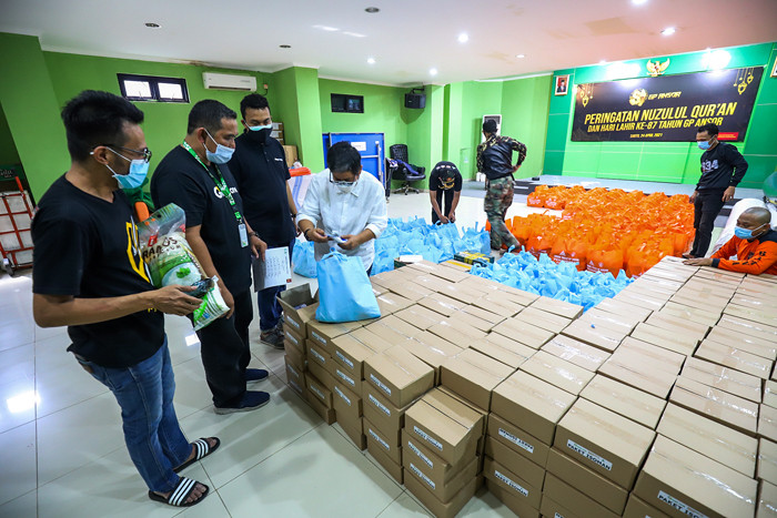Penyerahan bantuan untuk warga isolasi mandiri di DPP GP Ansor, Jakarta, Kamis (12/8/2021).