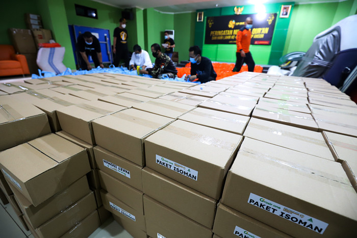 Penyerahan bantuan untuk warga isolasi mandiri di DPP GP Ansor, Jakarta, Kamis (12/8/2021).