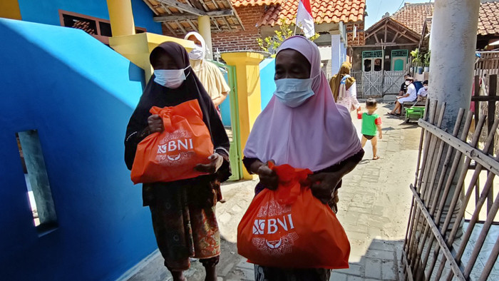 Warga pesisir Pulau Panjang mendapatkan paket bantuan sembako dari BNI di Serang, Banten, Kamis (12/8/2021).
