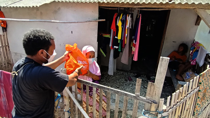 Warga pesisir Pulau Panjang mendapatkan paket bantuan sembako dari BNI di Serang, Banten, Kamis (12/8/2021).
