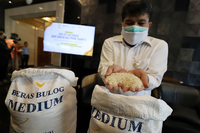 Perum BULOG melanjutkan program bantuan beras PPKM tahap II menyusul selesainya bantuan beras tahap I kepada 8,8 juta keluarga penerima manfaat.