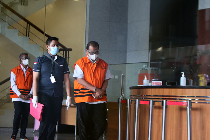 Bupati Bintan Apri Sujadi berjalan menuju mobil tahanan usai diperiksa di gedung KPK, Jakarta, Kamis (12/8/2021).