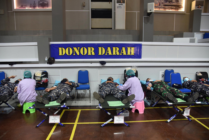 Donor Plasma Konvalesen dan Donor Darah Reguler di Panti Tjahaya Armada (PTA) Koarmada II, Surabaya, Jawa Timur, Kamis (12/8/2021).
