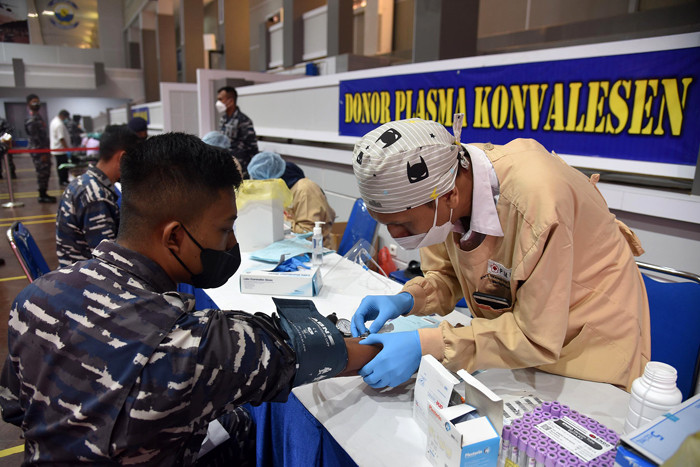 Donor Plasma Konvalesen dan Donor Darah Reguler di Panti Tjahaya Armada (PTA) Koarmada II, Surabaya, Jawa Timur, Kamis (12/8/2021).