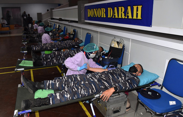 Donor Plasma Konvalesen dan Donor Darah Reguler di Panti Tjahaya Armada (PTA) Koarmada II, Surabaya, Jawa Timur, Kamis (12/8/2021).