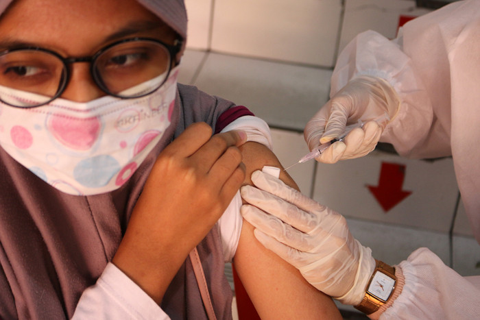Vaksinator menyuntikkan vaksin Covid-19 tahap pertama kepada warga di Kelurahan Serdang, Kemayoran, Jakarta Pusat, Kamis (12/8/2021).