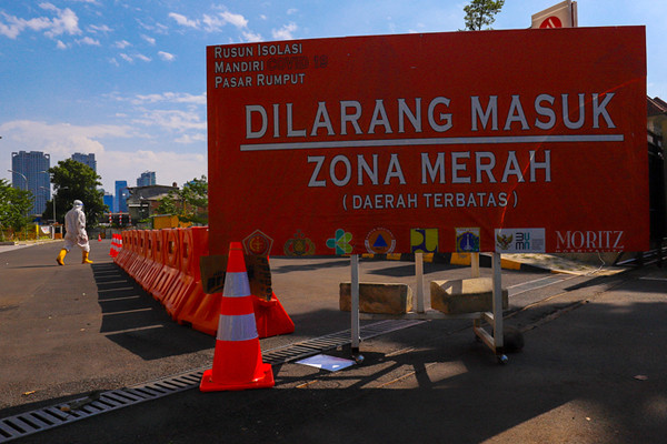Warga dan nakes saat melintas di kawasan tower RSDC-19 Rumah Susun (Rusun) Pasar Rumput, Jakarta Selatan, Kamis (12/8/2021).