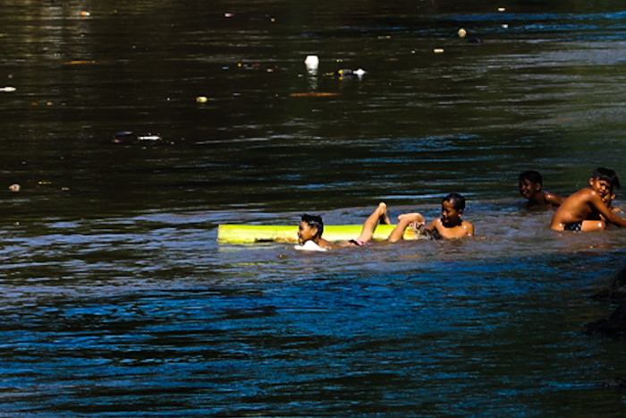 Anak-anak saat bermain di sungai ciliwung, Jakarta Selatan, Jumat (13/8/2021).