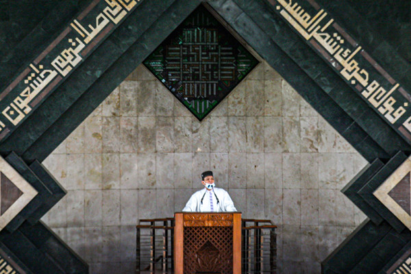 Umat Islam melaksanakan ibadah Shalat Jumat berjamaah di Masjid Agung At-Tin, Taman Mini, Jakarta Timur, Jumat (13/8/2021).