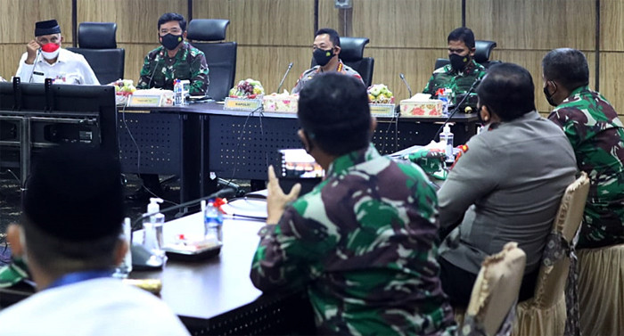 Panglima TNI Marsekal TNI Hadi Tjahjanto memimpin rapat terkait penanganan Covid-19 di Kantor Walikota Padang, Sumatera Barat, Jumat (13/7/2021).