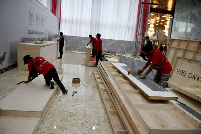 Pekerja melakukan persiapan di Gedung Nusantara, Kompleks Parlemen, Senayan, Jakarta, Jumat (13/8/2021).