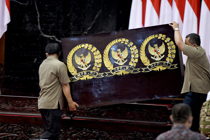Pekerja melakukan persiapan di Gedung Nusantara, Kompleks Parlemen, Senayan, Jakarta, Jumat (13/8/2021).