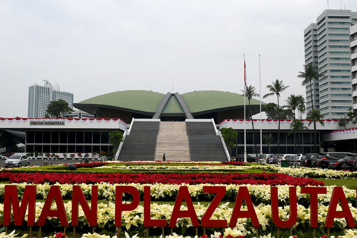 Pekerja melakukan persiapan di Gedung Nusantara, Kompleks Parlemen, Senayan, Jakarta, Jumat (13/8/2021).